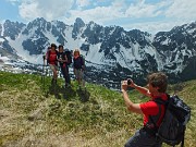 35 Sullo sfondo delle 'Piccole Dolomiti Scalvine'